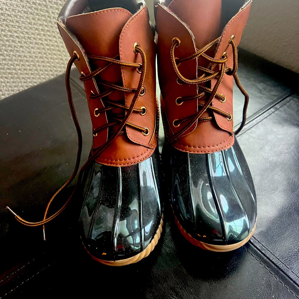 Duck boot/ rain boots Size 6.5 NEVER WORN